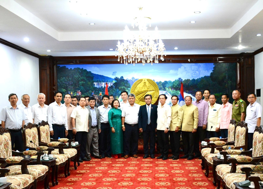 Đoàn cán bộ lãnh đạo của Tỉnh Gia Lai và tỉnh Salavan chụp ảnh lưu niệm. Ảnh: Minh Nguyễn