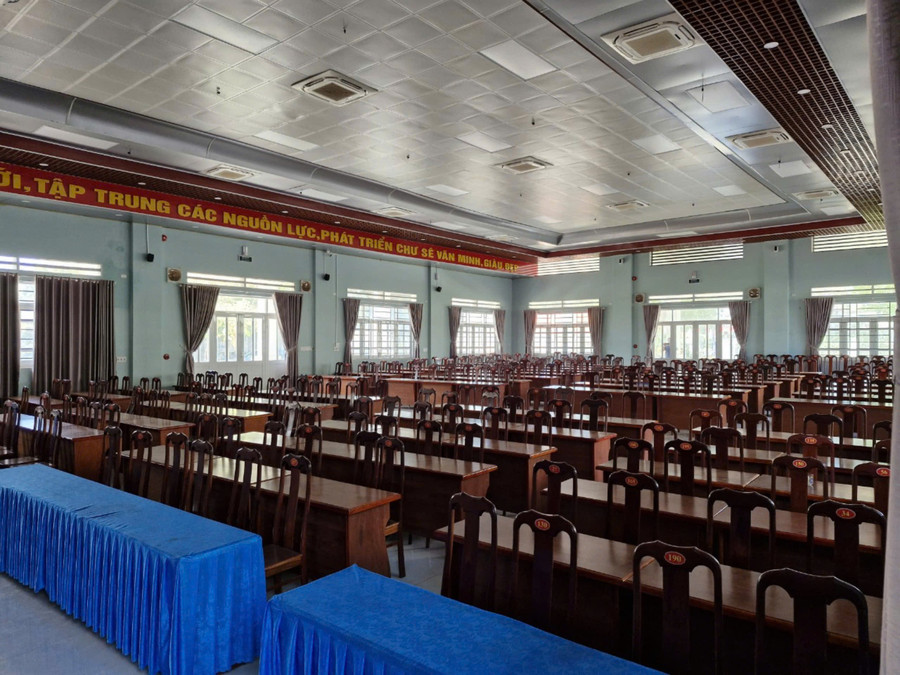 Sau khi có thông tin báo chí phản ánh, Trung tâm Chính trị huyện Chư Sê đã hủy gói thầu và đơn vị thi công đã tháo gỡ toàn bộ hệ thống quạt lắp đặt trước đó. Ảnh: H.T