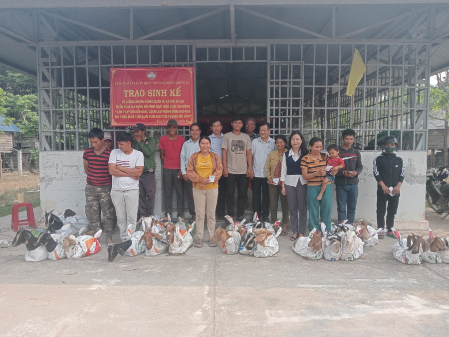 Ủy ban MTTQ Việt Nam huyện Krông Pa tặng dê giống cho các hộ nghèo, hộ có hoàn cảnh khó khăn của buôn Du (xã Chư Rcăm). Ảnh: Văn Chi Ủy ban MTTQ Việt Nam huyện Krông Pa tặng dê giống cho các hộ nghèo, hộ có hoàn cảnh khó khăn của buôn Du (xã Chư Rcăm). Ảnh: Văn Chi
