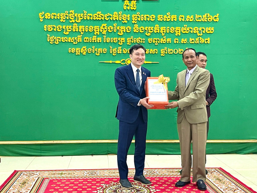 Lãnh đạo tỉnh Gia Lai và Stung Treng tặng nhau phần quà ý nghĩa thể hiện tình cảm trân quý như lời khẳng định không ngừng vun đắp, xây dựng mối quan hệ giữa 2 địa phương ngày càng bền chặt. Ảnh: Minh Nguyễn Lãnh đạo tỉnh Gia Lai và Stung Treng tặng nhau phần quà ý nghĩa thể hiện tình cảm trân quý như lời khẳng định không ngừng vun đắp, xây dựng mối quan hệ giữa 2 địa phương ngày càng bền chặt. Ảnh: Minh Nguyễn