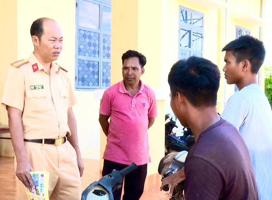 Lực lượng Cảnh sát giao thông phối hợp người uy tín tại thị trấn Nhơn Hòa tuyên truyền, giáo dục, nhắc nhở các thanh-thiếu niên thường xuyên có biểu hiện vi phạm các quy định về an toàn giao thông. Ảnh: Minh Phương Lực lượng Cảnh sát giao thông phối hợp người uy tín tại thị trấn Nhơn Hòa tuyên truyền, giáo dục, nhắc nhở các thanh-thiếu niên thường xuyên có biểu hiện vi phạm các quy định về an toàn giao thông. Ảnh: Minh Phương
