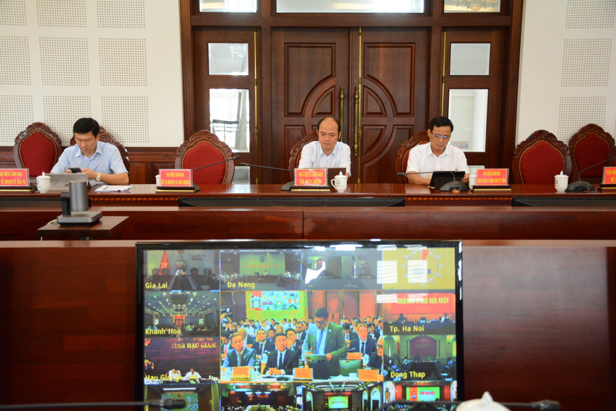 Lãnh đạo các sở, ngành tại điểm cầu tỉnh Gia Lai theo dõi hội nghị trực tuyến gặp mặt các nhà đầu tư nước ngoài do Chính phủ tổ chức. Ảnh: Minh Nguyễn Lãnh đạo các sở, ngành tại điểm cầu tỉnh Gia Lai theo dõi hội nghị trực tuyến gặp mặt các nhà đầu tư nước ngoài do Chính phủ tổ chức. Ảnh: Minh Nguyễn