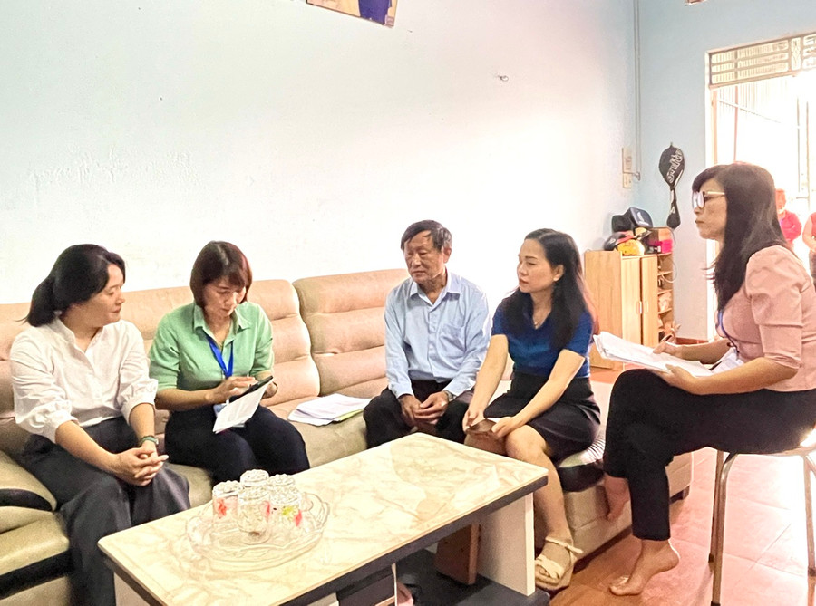 Các điều tra viên và giám sát viên của Chi cục Thống kê khu vực Mang Yang-Đak Đoa tiến hành thu thập thông tin tại các hộ dân trên địa bàn. Ảnh: Minh Phương Các điều tra viên và giám sát viên của Chi cục Thống kê khu vực Mang Yang-Đak Đoa tiến hành thu thập thông tin tại các hộ dân trên địa bàn. Ảnh: Minh Phương