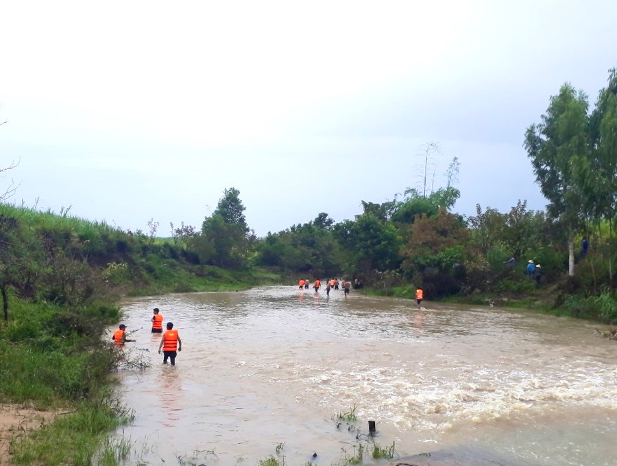 Lực lượng chức năng tìm kiếm nạn nhân đi qua đoạn ngầm tràn làng Lợt (xã Kông Bờ La, huyện Kbang) bị nước cuốn trôi vào ngày 15-10. Ảnh: Minh Phương Lực lượng chức năng tìm kiếm nạn nhân đi qua đoạn ngầm tràn làng Lợt (xã Kông Bờ La, huyện Kbang) bị nước cuốn trôi vào ngày 15-10. Ảnh: Minh Phương
