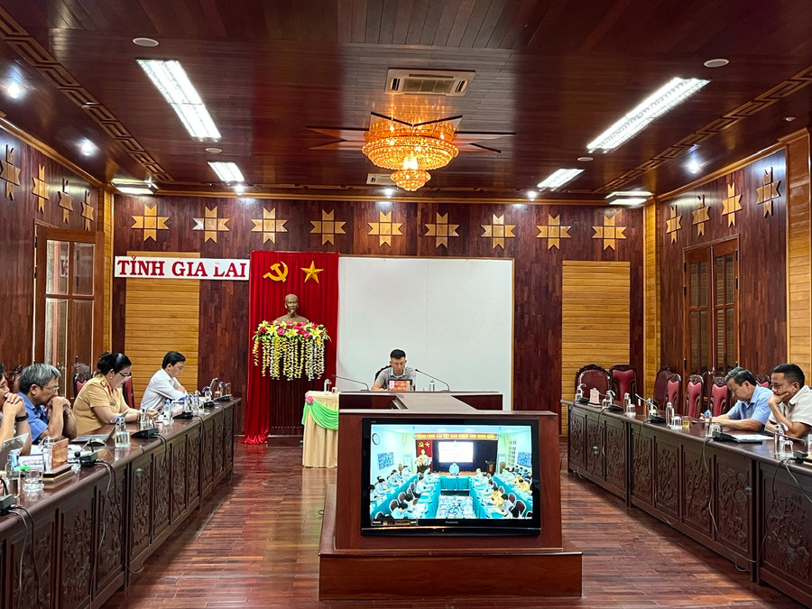 Lãnh đạo Sở Giao thông-Vận tải và các ban, sở, ngành, đoàn thể của tỉnh dự hội nghị trực tuyến sơ kết công tác đảm bảo trật tự, an toàn giao thông tại điểm cầu tỉnh Gia Lai. Ảnh: Minh Phương