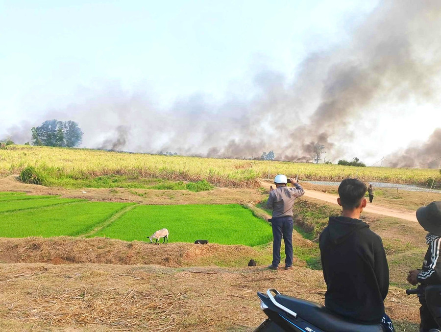 Lúc xảy ra vụ cháy, thời tiết nắng nóng, khô hanh và có gió nên ngọn lửa lan nhanh. Do đó, chính quyền và người dân không thể dập tắt để giảm diện tích thiệt hại. Ảnh: Minh Phương