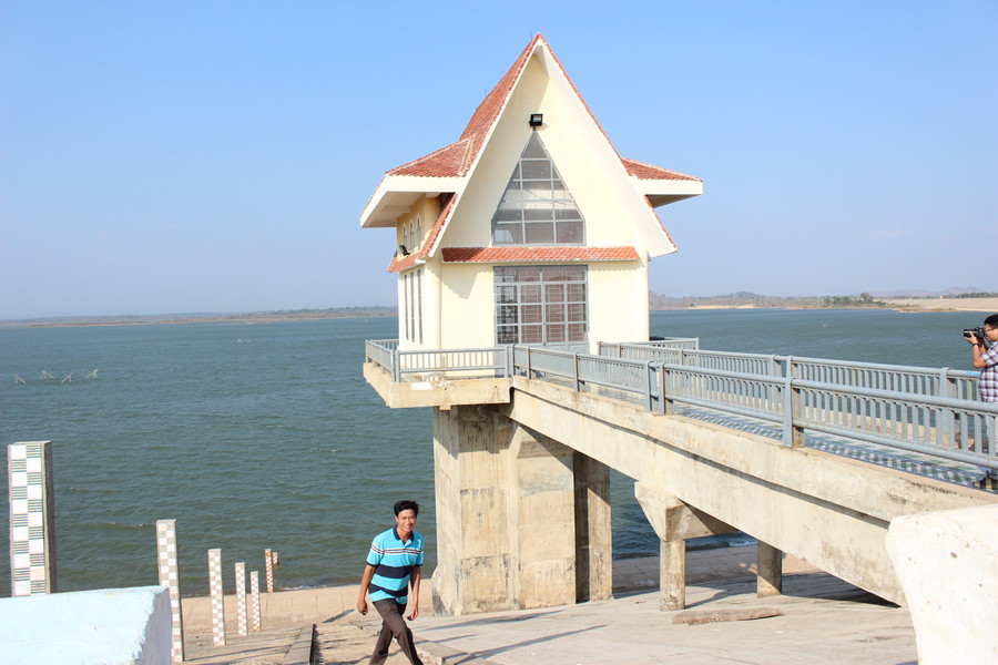 Dự án công trình thủy lợi Hồ chứa nước Ia Mơr được đầu tư trên 2.600 tỷ đồng có nhiệm vụ cấp nước tưới cho 14.347 ha đất canh tác nhưng đến nay vẫn chưa phát huy hiệu quả do thiếu vùng tưới. Ảnh: Minh Nguyễn