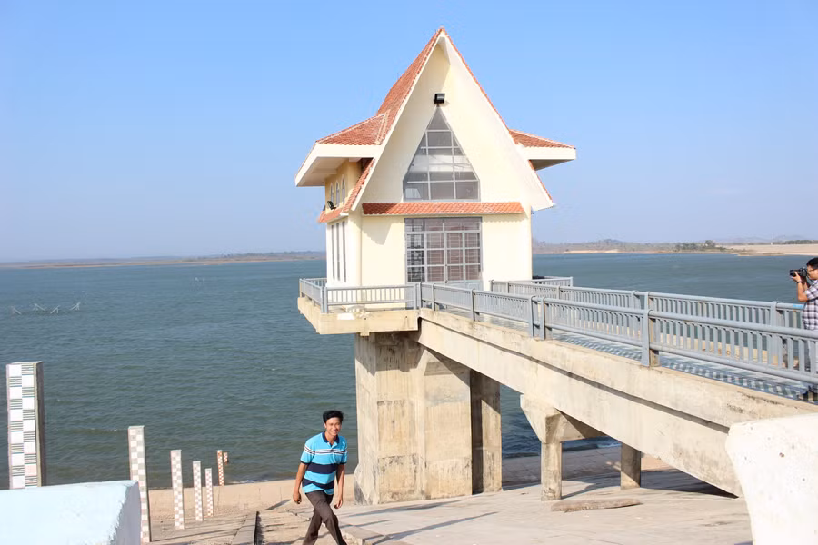 Dự án công trình thủy lợi Hồ chứa nước Ia Mơr được đầu tư trên 2.600 tỷ đồng có nhiệm vụ cấp nước tưới cho 14.347 ha đất canh tác nhưng đến nay vẫn chưa phát huy hiệu quả do thiếu vùng tưới. Ảnh: Minh Nguyễn