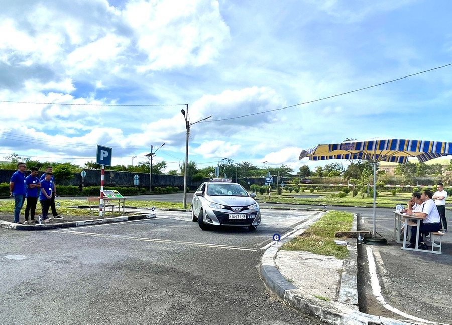 Giáo viên vừa trình bày lý thuyết, vừa thực hành kỹ năng ghép xe dọc vào nơi đỗ đối với phần thi của mình trước Ban giám khảo. Ảnh: Minh Phương Giáo viên vừa trình bày lý thuyết, vừa thực hành kỹ năng ghép xe dọc vào nơi đỗ đối với phần thi của mình trước Ban giám khảo. Ảnh: Minh Phương