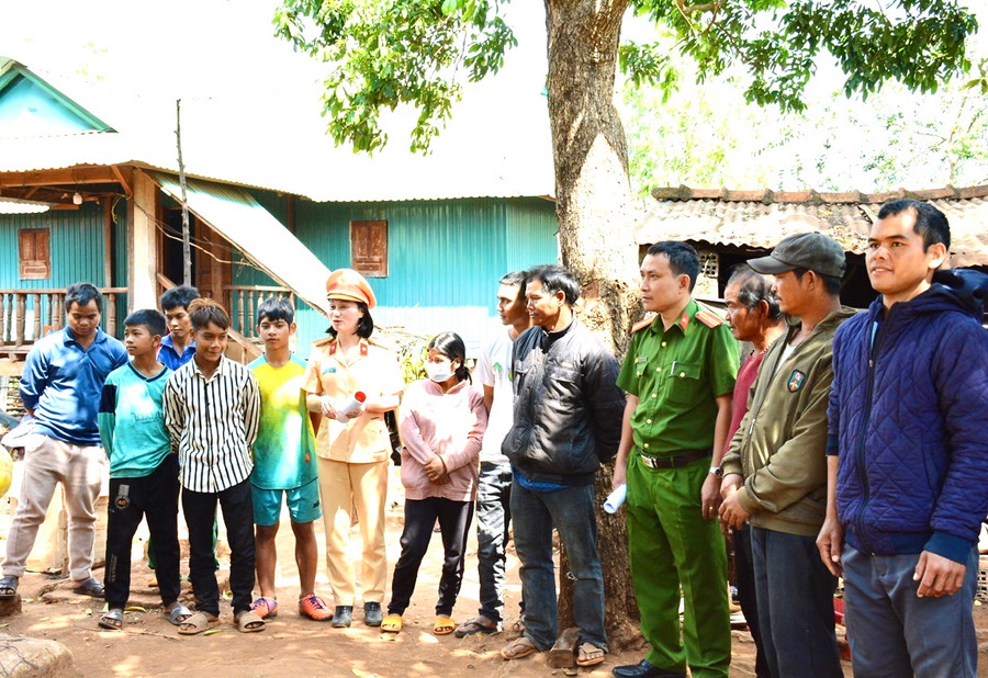 Cảnh sát Giao thông Công an huyện Chư Păh phối hợp với Công an xã Ia Khươl tuyên truyền, vận động thanh-thiếu niên chấp hành nghiêm các quy định về an toàn giao thông. Ảnh: Minh Phương Cảnh sát Giao thông Công an huyện Chư Păh phối hợp với Công an xã Ia Khươl tuyên truyền, vận động thanh-thiếu niên chấp hành nghiêm các quy định về an toàn giao thông. Ảnh: Minh Phương