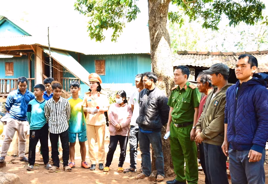 Cảnh sát Giao thông Công an huyện Chư Păh phối hợp với Công an xã Ia Khươl tuyên truyền, vận động thanh-thiếu niên chấp hành nghiêm các quy định về an toàn giao thông. Ảnh: Minh Phương