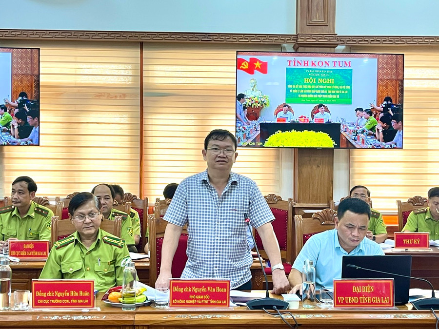 Phó Giám đốc Sở Nông nghiệp và PTNT tỉnh Gia Lai tham luận tại hội nghị về một số giải pháp quản lý, bảo vệ rừng giáp ranh. Ảnh: Minh Phương