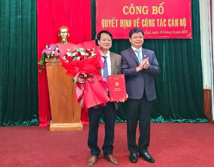 Phó Chủ tịch UBND tỉnh Nguyễn Hữu Quế trao quyết định bổ nhiệm của Chủ tịch UBND tỉnh cho tân Phó Giám đốc Sở Giao thông-Vận tải. Ảnh: Minh Nguyễn