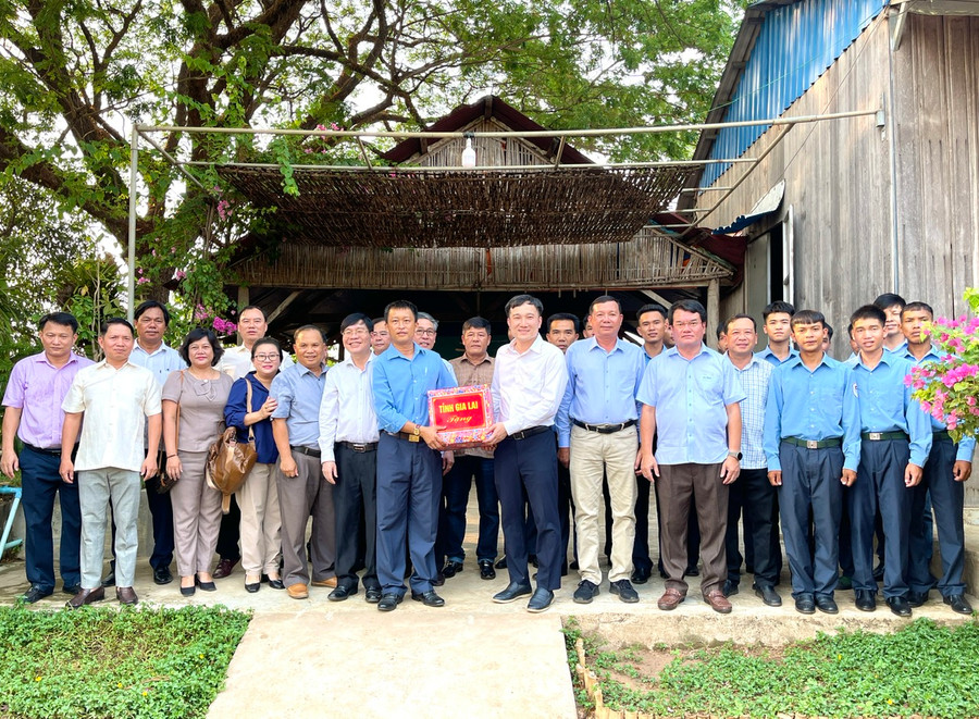 Đoàn công tác của tỉnh Gia Lai đến thăm, tặng quà cán bộ, chiến sĩ Đội K52 (Bộ Chỉ huy quân sự tỉnh Gia Lai) đang thực hiện nhiệm vụ tại tỉnh Preah Vihear (Vương quốc Campuchia). Ảnh: Minh Nguyễn
