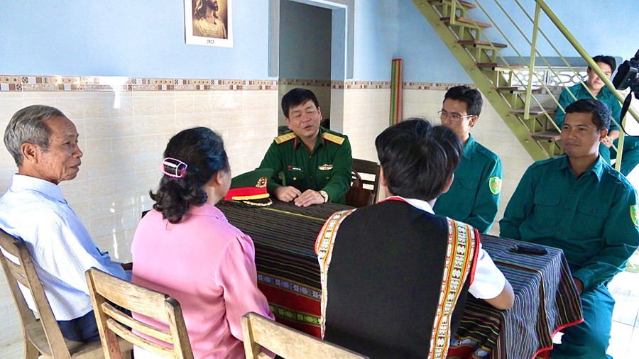 Ban Chỉ huy Quân sự huyện Krông Pa đến động viên gia đình Rô Priong trước ngày em lên đường nhập ngũ. Ảnh: Nguyễn Chi Ban Chỉ huy Quân sự huyện Krông Pa đến động viên gia đình Rô Priong trước ngày em lên đường nhập ngũ. Ảnh: Nguyễn Chi