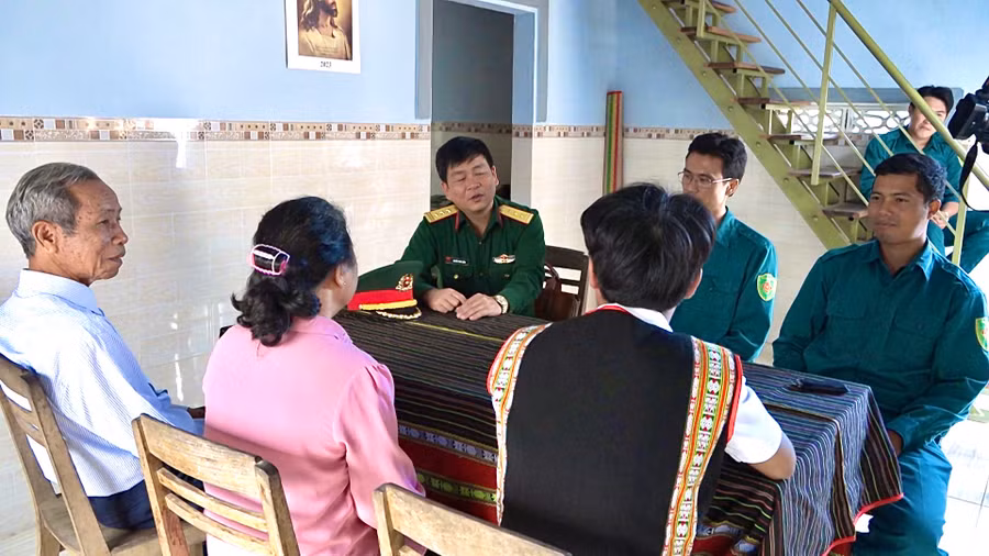 Ban Chỉ huy Quân sự huyện Krông Pa đến động viên gia đình Rô Priong trước ngày em lên đường nhập ngũ. Ảnh: Nguyễn Chi