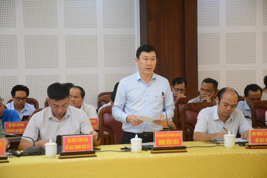 Ông Đinh Hữu Hòa-Phó Giám đốc phụ trách Sở Kế hoạch và Đầu tư báo cáo tiến độ giải ngân vốn đầu tư công đối với các công trình xây dựng cơ bản trên địa bàn. Ảnh: Minh Phương