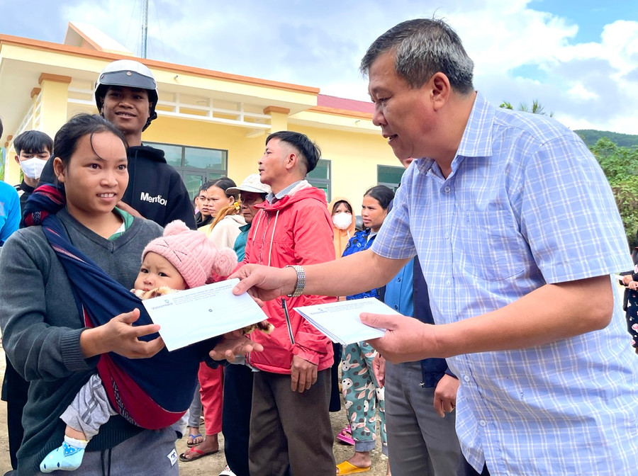Chủ nhiệm Ủy ban Kiểm tra Tỉnh ủy Thái Thanh Bình trao quà Tết cho bà con nghèo ở xã Đak Pling, huyện Kông Chro. Ảnh: Minh Phương
