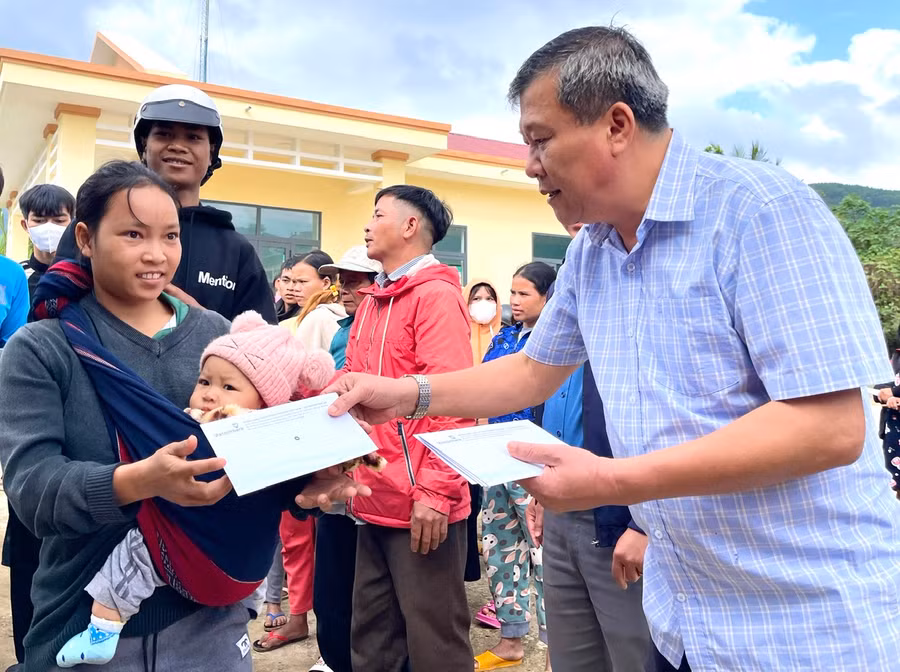 Chủ nhiệm Ủy ban Kiểm tra Tỉnh ủy Thái Thanh Bình trao quà Tết cho bà con nghèo ở xã Đak Pling, huyện Kông Chro. Ảnh: Minh Phương
