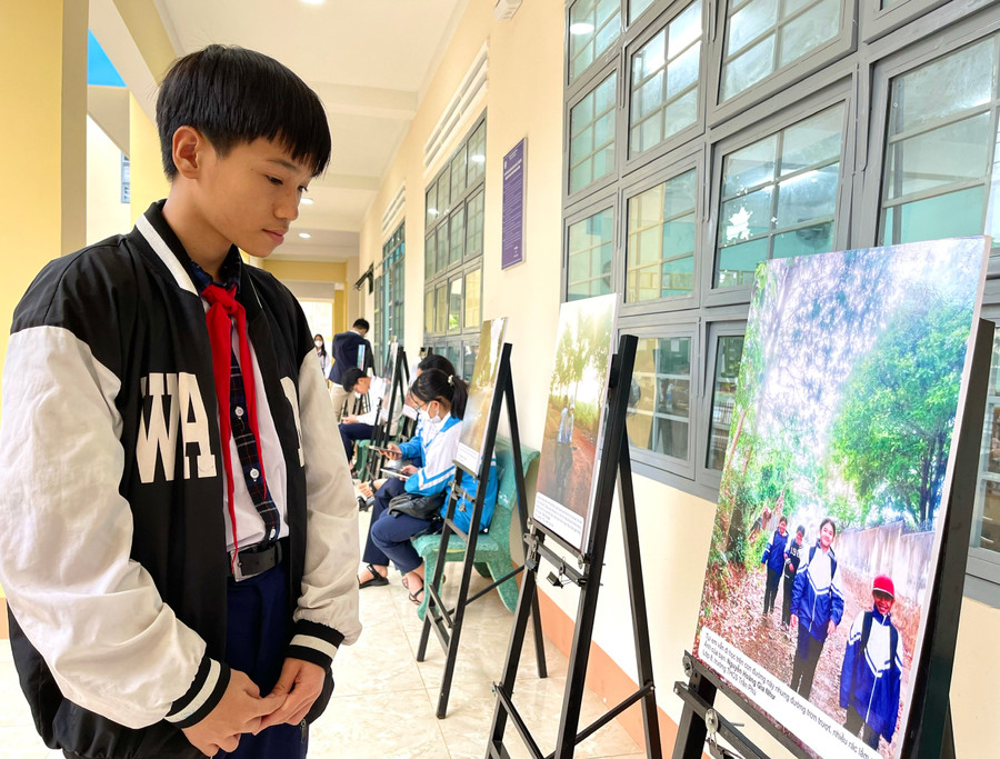 Các em học sinh theo dõi “Những tấm ảnh biết nói” của học sinh 19 trường THCS trên địa bàn TP. Pleiku được trưng bày tại Trường THCS Nguyễn Huệ (TP. Pleiku). Ảnh: Minh Phương Các em học sinh theo dõi “Những tấm ảnh biết nói” của học sinh 19 trường THCS trên địa bàn TP. Pleiku được trưng bày tại Trường THCS Nguyễn Huệ (TP. Pleiku). Ảnh: Minh Phương