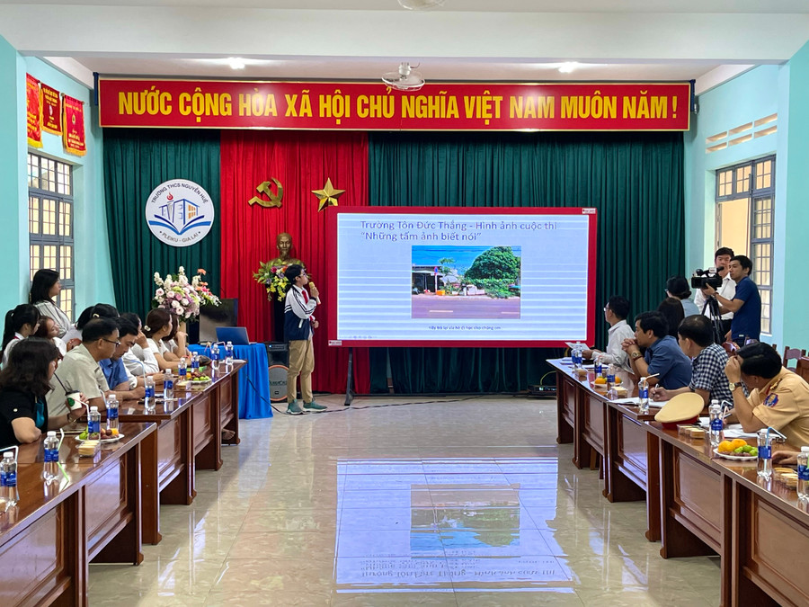Học sinh đến từ các trường THCS trên địa bàn TP. Pleiku trình bày những điểm nổi bật từ cuộc thi “Những tấm ảnh biết nói” và nêu những ý kiến, kiến nghị của mình về giao thông bền vững. Ảnh: Minh Phương Học sinh đến từ các trường THCS trên địa bàn TP. Pleiku trình bày những điểm nổi bật từ cuộc thi “Những tấm ảnh biết nói” và nêu những ý kiến, kiến nghị của mình về giao thông bền vững. Ảnh: Minh Phương