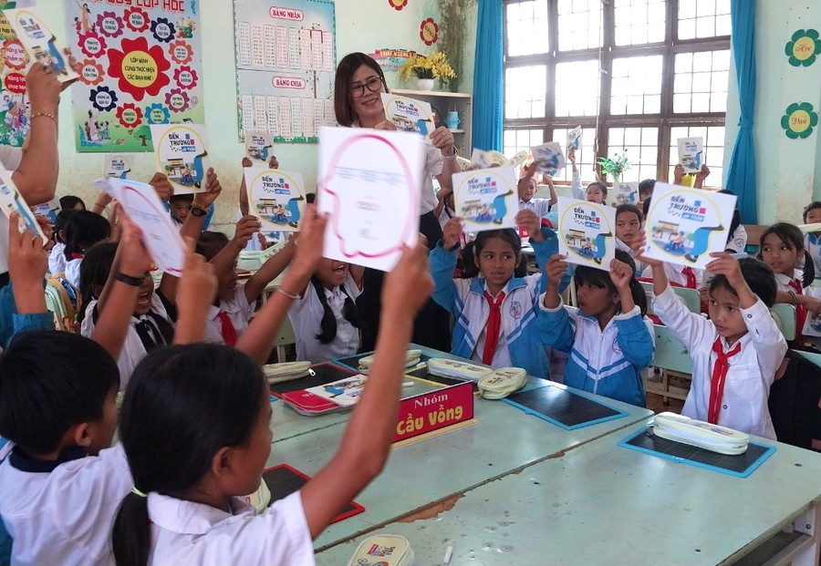 Các em học sinh Trường Tiểu học Hà Bầu hào hứng tham gia tiết học về an toàn giao thông. Ảnh: Minh Phương