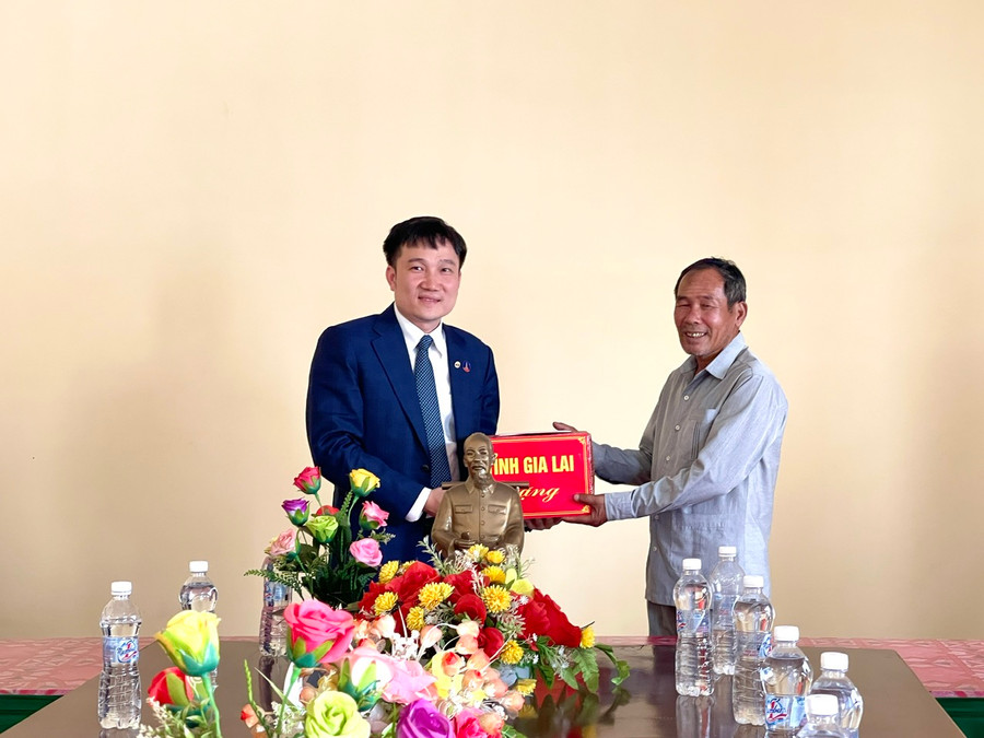 Thay mặt đoàn công tác, Phó Chủ tịch UBND tỉnh Nguyễn Tuấn Anh đến thăm, tặng quà Hội Khmer Việt Nam-chi nhánh tỉnh Ratanakiri. Ảnh Minh Nguyễn