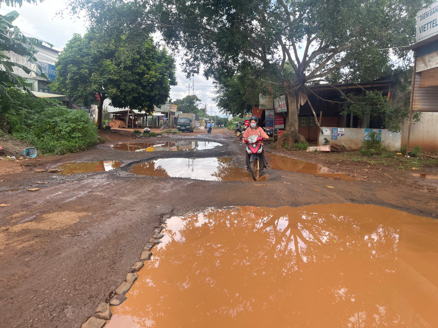 Nghị quyết số 239 của HĐND tỉnh Gia Lai khóa XII, kỳ họp thứ 13 đã điều chỉnh chủ trương đầu tư dự án các tuyến đường liên xã của huyện Chư Sê. Ảnh: Minh Phương