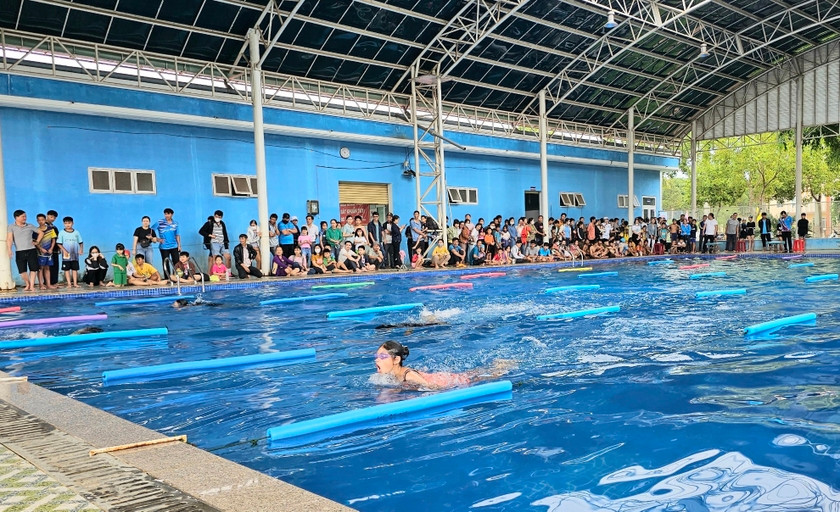 Giải bơi dành cho lứa tuổi thanh-thiếu nhi do UBND huyện Chư Sê tổ chức nhằm phát động toàn dân luyện tập môn bơi phòng-chống đuối nước năm 2023. Ảnh: Mỹ Đức Giải bơi dành cho lứa tuổi thanh-thiếu nhi do UBND huyện Chư Sê tổ chức nhằm phát động toàn dân luyện tập môn bơi phòng-chống đuối nước năm 2023. Ảnh: Mỹ Đức