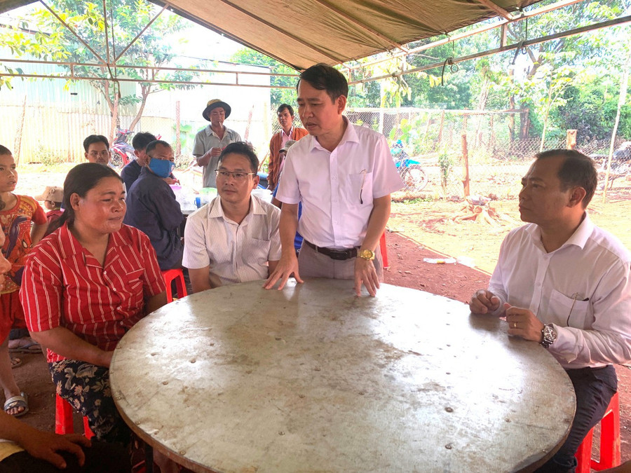 Đại diện lãnh đạo Ban An toàn giao thông tỉnh, chính quyền huyện Chư Prông đến thăm hỏi gia đình các nạn nhân. Ảnh: R'Ô Hôk Đại diện lãnh đạo Ban An toàn giao thông tỉnh, chính quyền huyện Chư Prông đến thăm hỏi gia đình các nạn nhân. Ảnh: R'Ô Hôk