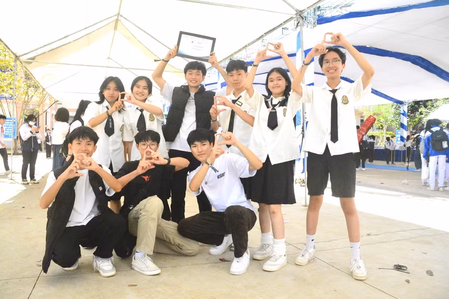 Đội thi của Trường THPT Pleiku đạt giải nhất khối các trường THPT tại cuộc thi "Thử thách sáng tạo cùng Cung đường biết nói". Ảnh: Minh Phương