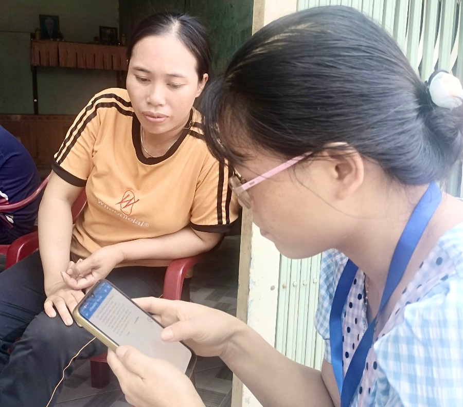 Điều tra viên Chi cục Thống kê huyện Chư Prông tiến hành thu thập thông tin tại hộ được chọn điều tra ở làng Phung (xã Ia Piơr). Ảnh: Minh Phương