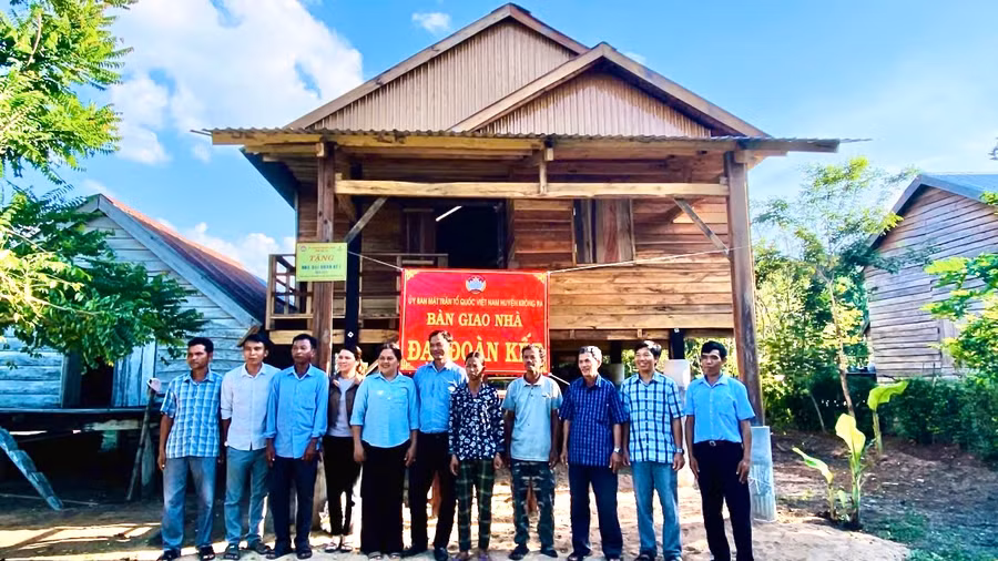 Ngôi nhà sàn truyền thống của gia đình ông Rơ Chăm Hương (buôn Ia Rnho) được Quỹ "Vì người nghèo" của tỉnh hỗ trợ kinh phí 50 triệu đồng để xây dựng. Ảnh: Nguyễn Ngọc