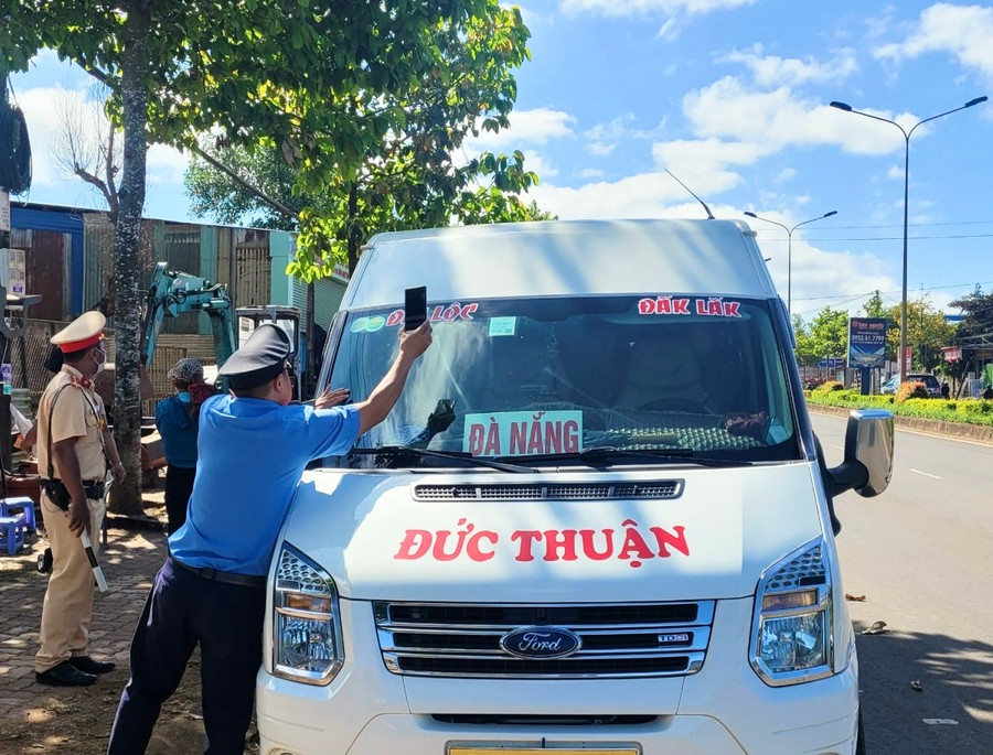 Lực lượng Thanh tra Sở Giao thông-Vận tải kiểm tra hoạt động kinh doanh vận tải hành khách trên địa bàn TP. Pleiku. Ảnh: Minh Phương Lực lượng Thanh tra Sở Giao thông-Vận tải kiểm tra hoạt động kinh doanh vận tải hành khách trên địa bàn TP. Pleiku. Ảnh: Minh Phương