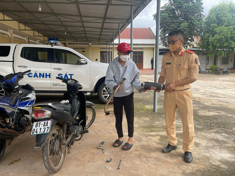 Cảnh sát giao thông huyện Đak Đoa yêu cầu thanh-thiếu niên khắc phục vi phạm, tháo gỡ các bộ phận độ chế trên xe máy. Ảnh: Minh Phương Cảnh sát giao thông huyện Đak Đoa yêu cầu thanh-thiếu niên khắc phục vi phạm, tháo gỡ các bộ phận độ chế trên xe máy. Ảnh: Minh Phương