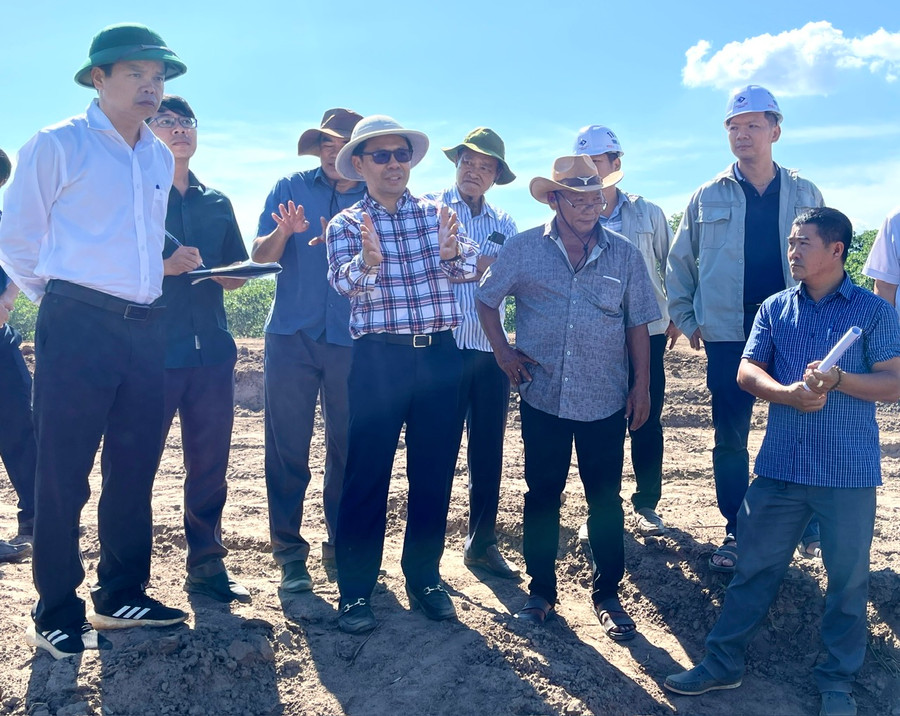 Phó Chủ tịch UBND tỉnh Nguyễn Hữu Quế (bìa trái) cùng lãnh đạo các sở ngành, địa phương kiểm tra tiến độ thi công thực hiện dự án kè chống sạt lở bờ sông, suối tại huyện Ia Pa. Ảnh: Minh Phương Phó Chủ tịch UBND tỉnh Nguyễn Hữu Quế (bìa trái) cùng lãnh đạo các sở ngành, địa phương kiểm tra tiến độ thi công thực hiện dự án kè chống sạt lở bờ sông, suối tại huyện Ia Pa. Ảnh: Minh Phương