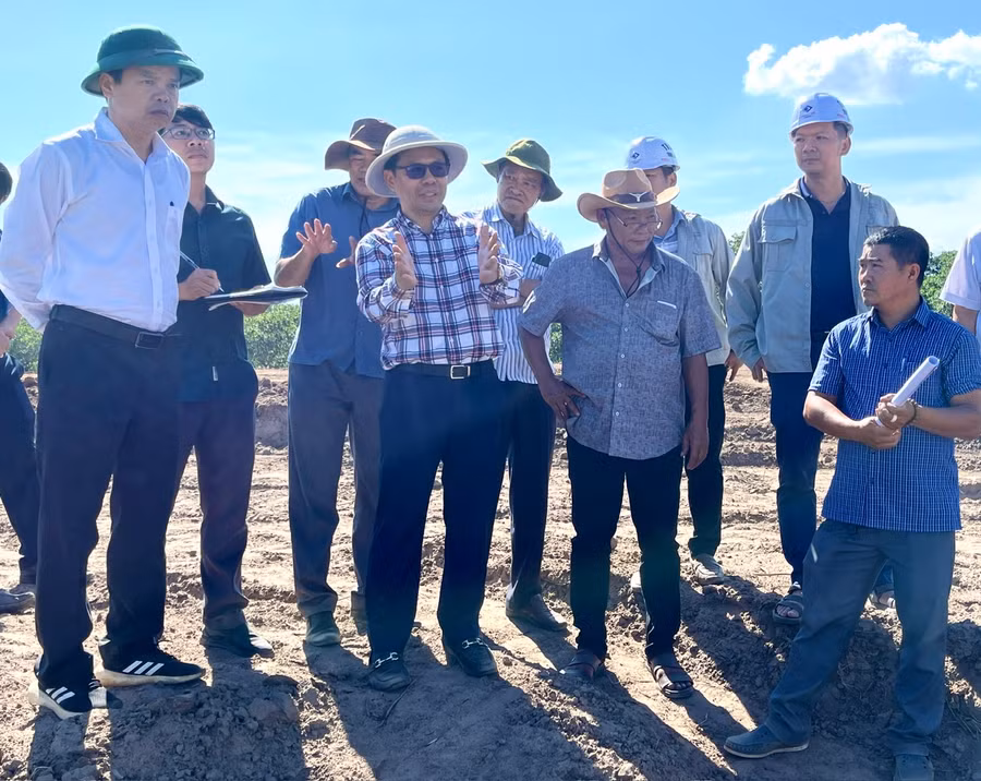 Phó Chủ tịch UBND tỉnh Nguyễn Hữu Quế (bìa trái) cùng lãnh đạo các sở ngành, địa phương kiểm tra tiến độ thi công thực hiện dự án kè chống sạt lở bờ sông, suối tại huyện Ia Pa. Ảnh: Minh Phương