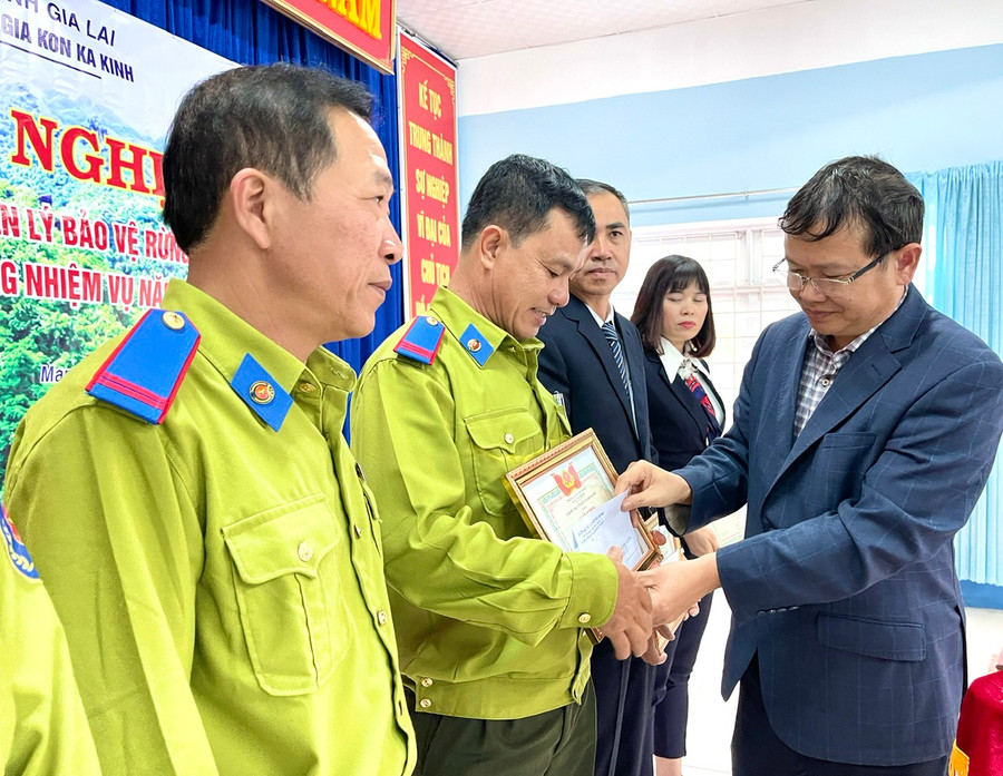 Phó Giám đốc Sở Nông nghiệp và PTNT Nguyễn Văn Hoan tặng giấy khen cho các tập thể có thành tích xuất sắc trong công tác quản lý, bảo vệ rừng năm 2023. Ảnh: Minh Phương