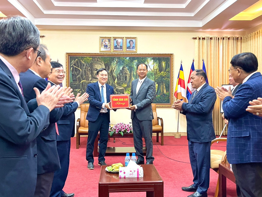 Phó Chủ tịch UBND tỉnh Gia Lai Nguyễn Tuấn Anh (trái) gửi tặng món quà đến Tỉnh trưởng Preah Vihear Kim Rith Thy. Ảnh: Minh Nguyễn Phó Chủ tịch UBND tỉnh Gia Lai Nguyễn Tuấn Anh (trái) gửi tặng món quà đến Tỉnh trưởng Preah Vihear Kim Rith Thy. Ảnh: Minh Nguyễn