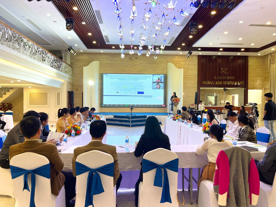 Ban An toàn giao thông tỉnh cùng lãnh đạo một số sở, ngành chia sẻ và trao đổi kết quả dự án “Tuổi trẻ và những cung đường biết nói” được triển khai tại TP.Pleiku. Ảnh: Minh Phương