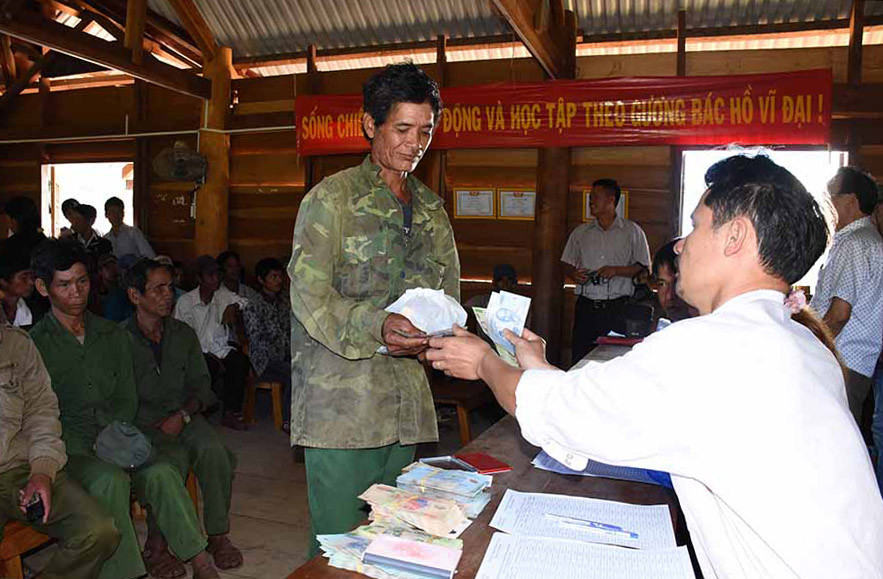 Quỹ Bảo vệ và Phát triển rừng tỉnh chi trả tiền dịch vụ môi trường rừng cho người dân xã Kon Pne tham gia nhận khoán quản lý, bảo vệ rừng. Ảnh: Minh Phương