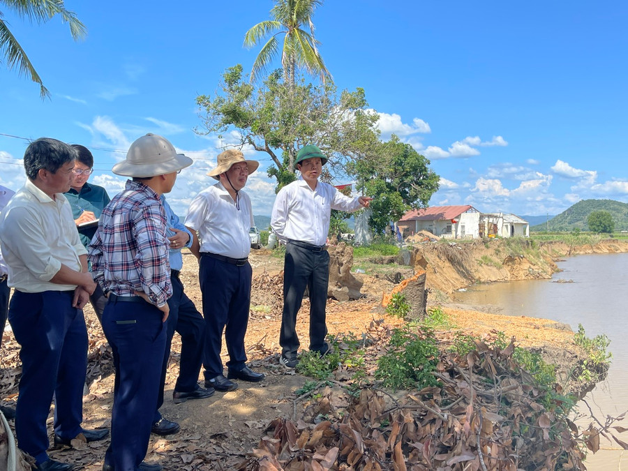 Phó Chủ tịch UBND tỉnh Nguyễn Hữu Quế cùng lãnh đạo các sở, ngành kiểm tra tiến độ thi công dự án kè chống sạt lở bờ sông, suối tại huyện Ia Pa. Ảnh Minh Phương Phó Chủ tịch UBND tỉnh Nguyễn Hữu Quế cùng lãnh đạo các sở, ngành kiểm tra tiến độ thi công dự án kè chống sạt lở bờ sông, suối tại huyện Ia Pa. Ảnh Minh Phương