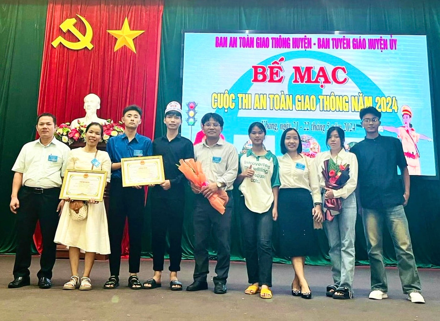 Đội thi Trường THCS và THPT Kon Hà Nừng đạt giải nhất toàn đoàn cuộc thi ATGT huyện Kbang năm 2024. Ảnh: Minh Long Đội thi Trường THCS và THPT Kon Hà Nừng đạt giải nhất toàn đoàn cuộc thi ATGT huyện Kbang năm 2024. Ảnh: Minh Long