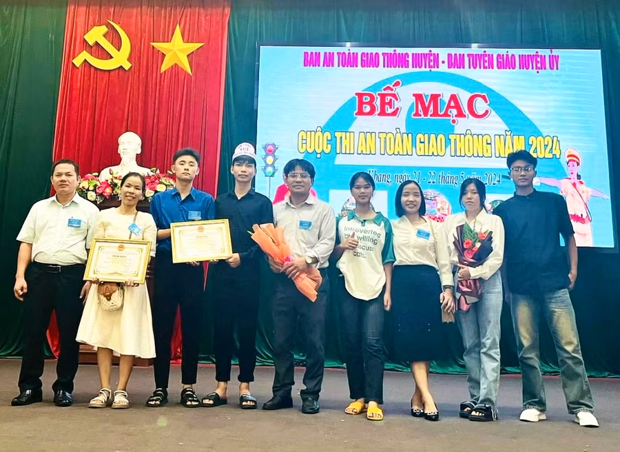Đội thi Trường THCS và THPT Kon Hà Nừng đạt giải nhất toàn đoàn cuộc thi ATGT huyện Kbang năm 2024. Ảnh: Minh Long