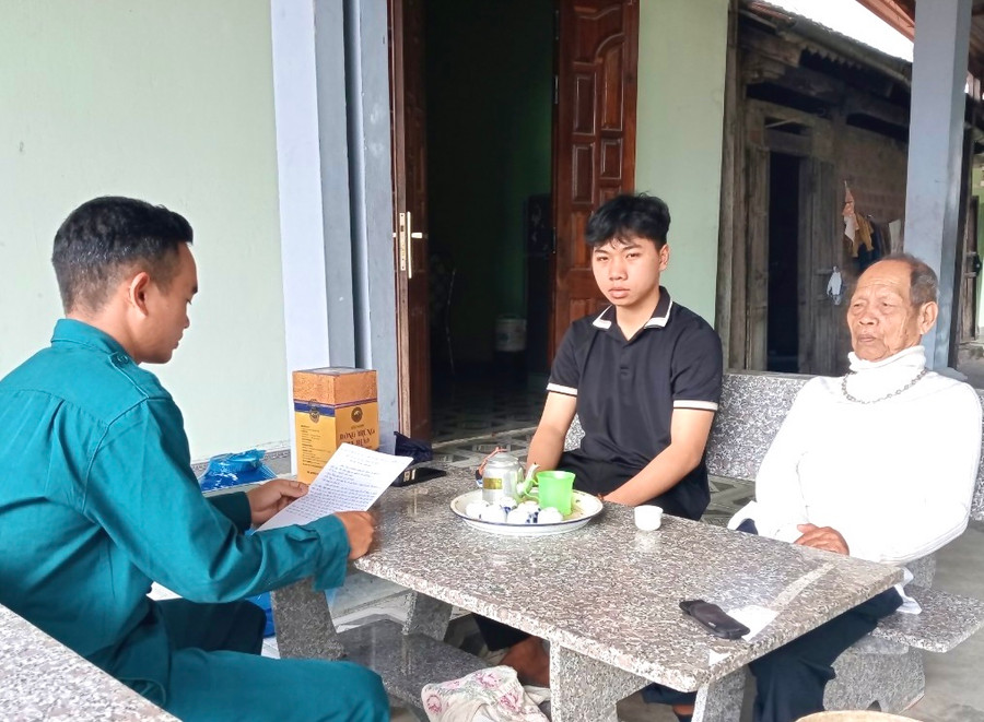 Em Nguyễn Đức Cảnh (giữa; thôn Hưng Phú, xã Ia Rsiơm) tình nguyện viết đơn tham gia nghĩa vụ quân sự. Ảnh: Nguyễn Chi Em Nguyễn Đức Cảnh (giữa; thôn Hưng Phú, xã Ia Rsiơm) tình nguyện viết đơn tham gia nghĩa vụ quân sự. Ảnh: Nguyễn Chi