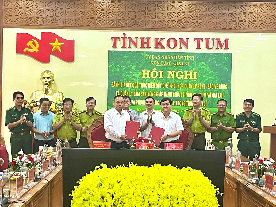 Đại diện lãnh đạo UBND tỉnh Kon Tum và Gia Lai cùng các sở ngành liên quan tổ chức ký kết quy chế phối hợp quản lý, bảo vệ rừng vùng giáp ranh giữa 2 tỉnh trong giai đoạn tiếp theo. Ảnh: Minh Phương