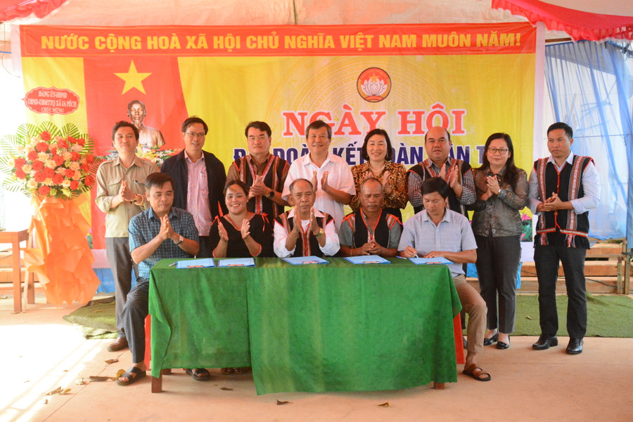 Đại diện các hộ gia đình, thôn trưởng, Trưởng ban Công tác Mặt trận làng O Pếch ký kết hưởng ứng thi đua thực hiện một số nhiệm vụ trọng tâm của làng trong năm 2024. Ảnh: Minh Phương Đại diện các hộ gia đình, thôn trưởng, Trưởng ban Công tác Mặt trận làng O Pếch ký kết hưởng ứng thi đua thực hiện một số nhiệm vụ trọng tâm của làng trong năm 2024. Ảnh: Minh Phương