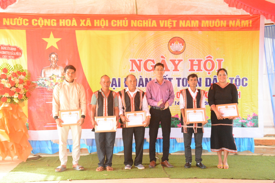 Lãnh đạo UBND xã Ia Pếch tặng giấy khen cho 3 tập thể có thành tích xuất sắc trong phong trào “Toàn dân đoàn kết xây dựng nông thôn mới, đô thị văn minh năm 2023”. Ảnh: Minh Phương Lãnh đạo UBND xã Ia Pếch tặng giấy khen cho 3 tập thể có thành tích xuất sắc trong phong trào “Toàn dân đoàn kết xây dựng nông thôn mới, đô thị văn minh năm 2023”. Ảnh: Minh Phương