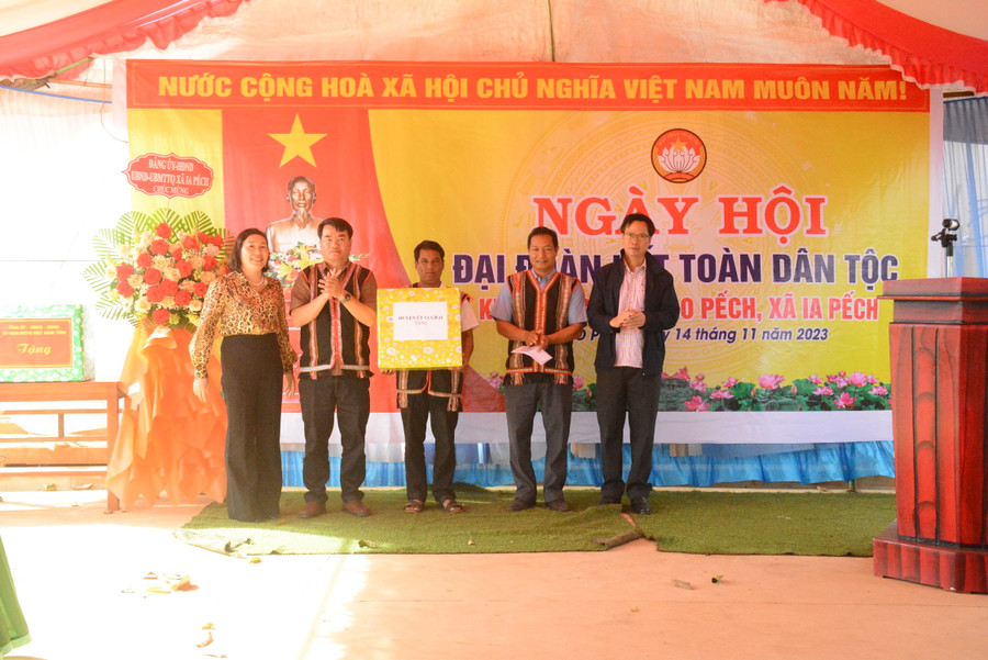 Đại diện Thường trực Huyện ủy, UBND, Ủy ban MTTQ Việt Nam huyện Ia Grai tặng quà cho tập thể làng O Pếch. Ảnh: Minh Phương Đại diện Thường trực Huyện ủy, UBND, Ủy ban MTTQ Việt Nam huyện Ia Grai tặng quà cho tập thể làng O Pếch. Ảnh: Minh Phương