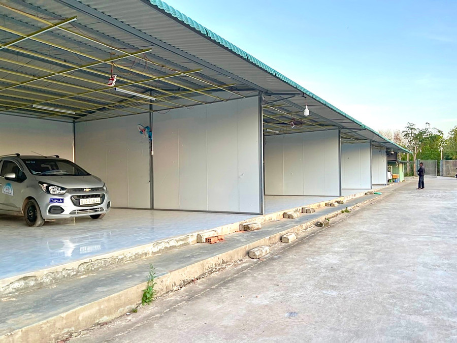 Nhiều hạng mục xây cất tạm bợ nhằm phục vụ nhu cầu học lái của người dân. Ảnh: Minh Phương